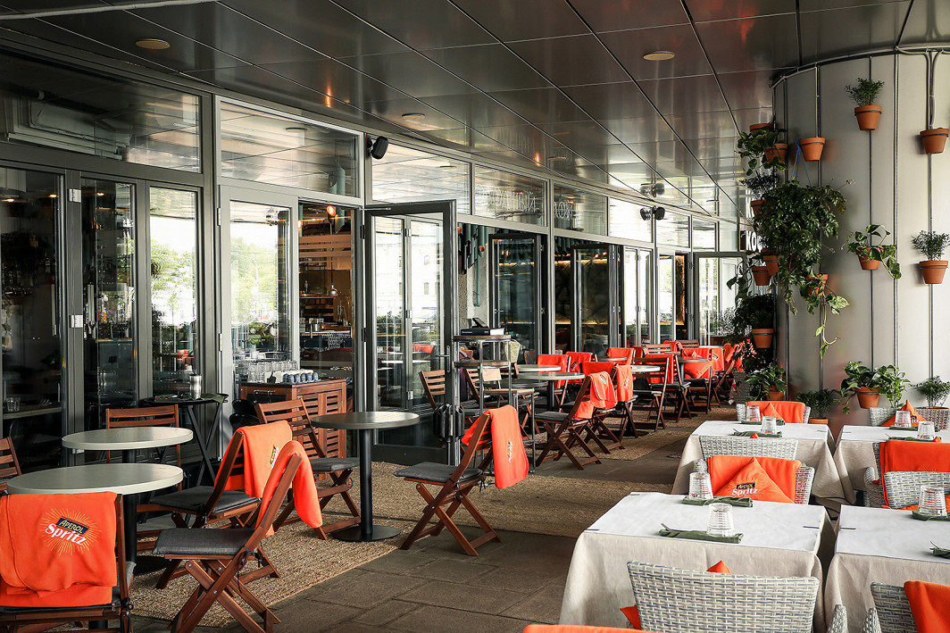 Летняя веранда ресторана «Голодный - Злой»