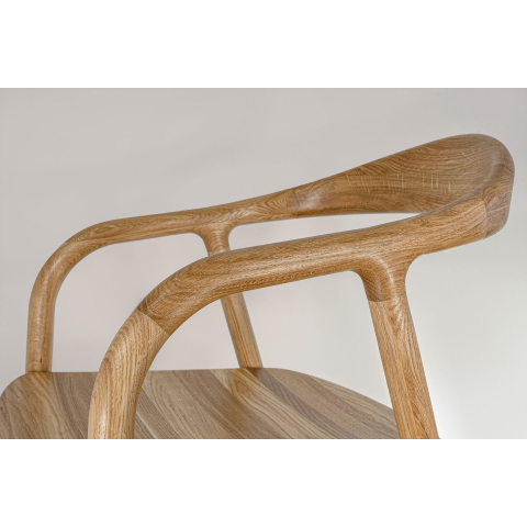 Деревянное кресло Осмо с подлокотниками цвет шёлк матовый